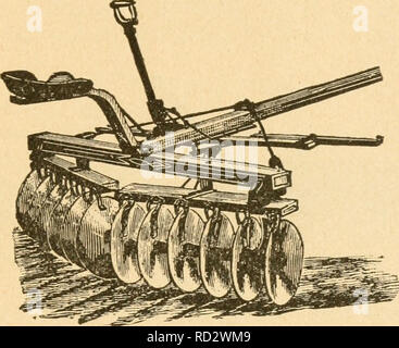 . Dans les leçons élémentaires de la physique de l'agriculture. La physique de l'agriculture. [From old catalog]. 139 le sol et l'abattre avec moins de compression et relativement moins de friction que presque n'importe quel autre outil. Dans un premier outil pour desserrer le sol et le sécher rapidement, il fait un excellent travail. Il est également très efficace dans la pulvérisation de sod et peut être utilisée avec profit dans la couverture a semé des pois. C'est également un excellent outil pour travailler dans un enduit superficiel de fumier.. Fig. 61. 211. L'Acme Harrow.- cet outil, autant que ses ef- fets sur le sol, est comme la herse à disques, mais bien qu'il les tranches de sorte Banque D'Images