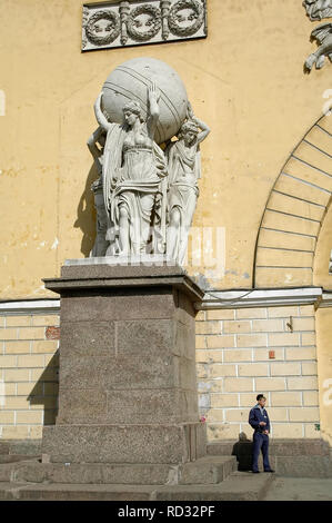 Saint-pétersbourg, Russie - 14 mai 2006 : Sentry se trouve près de statues de nymphes portant le globe sur la façade de l'Amirauté Banque D'Images