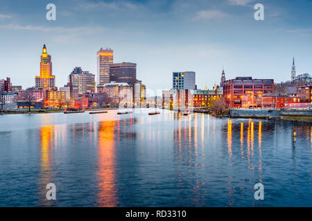 Providence, Rhode Island centre-ville paysage urbain Vue de dessus la Providence River. Banque D'Images