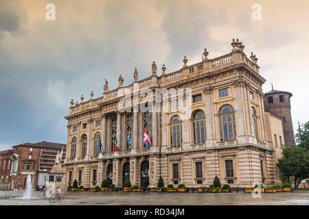 Turin, Italie - 14 juin 2016 : Palais Royal (Palazzo Madama e Casaforte degli Acaja) à Turin, en Italie. Ajouté à la liste des sites du patrimoine mondial de l'UNESCO comme un pa Banque D'Images