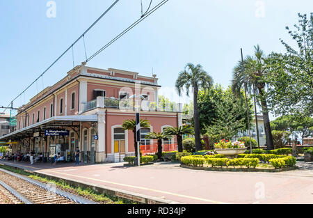 Santa Margherita Ligure, Italie - 28 juin 2016 : S.Margherita Ligure-Portofino gare. Portofino est un complexe de vacances italien célèbre pour ses p Banque D'Images