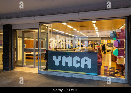 Magasin de charité du YMCA dans centre commercial de Victoria à Crewe Cheshire UK Banque D'Images