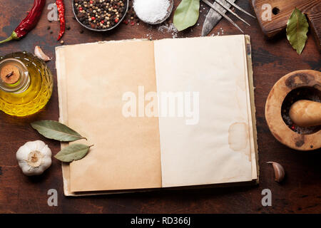 Ensemble de cuillères à épices diverses sur fond de bois. Vue supérieure avec votre livre de recette. Mise à plat Banque D'Images