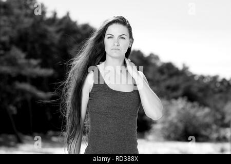 Un portrait de jeunes et belles femmes en face de forest Black & White Banque D'Images