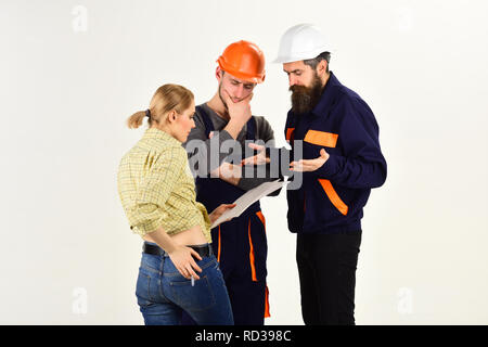 Concentrés sur leur projet. Les concepteurs de personnes travaillant sur la conception de la construction. L'équipe de travailleurs de la construction. Groupe de la construction d'ingénieurs ou d'architectes au travail. Hommes et femmes builders travailler en équipe Banque D'Images