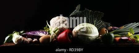 La composition avec variété de fruits et légumes biologiques crus. Alimentation équilibrée Banque D'Images