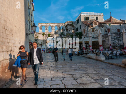 Les touristes à pied le long d'une ancienne route pavée à l'ancienne ville romaine de Split, sur la côte dalmate, en Croatie Banque D'Images
