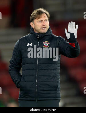 Southampton Manager Ralph Hasenhuttl les gestes sur la ligne de touche lors de la Unis FA Cup troisième ronde match replay au St Mary's Stadium. Banque D'Images