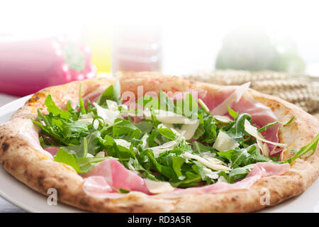 Close up of pizza Arugula-Prosciutto, studio shot Banque D'Images