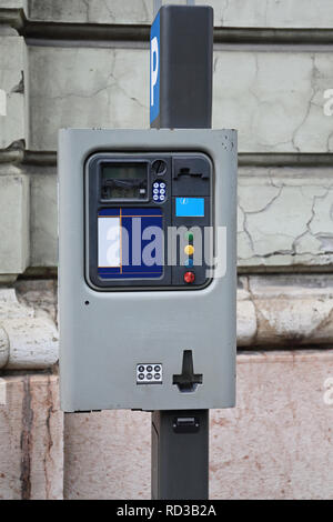 Poste de paiement de stationnement automatisé au City Street Banque D'Images