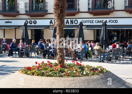 Clients assis à des tables en plein air à un bar à tapas à Séville, Espagne Banque D'Images