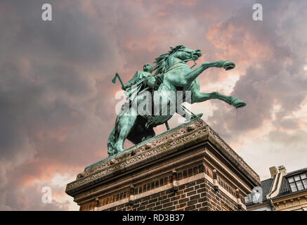 La statue équestre de l'établissement Absalon sur Højbro Plads à Copenhague, au Danemark, près de Christianborg Palace, sous un cadre coloré, rose et mauve et ciel nuageux Banque D'Images