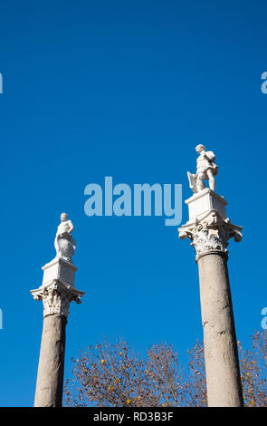 L'Hercules et Jules César statues de colonnes romaines à l'extrémité sud de l'Alameda​ de Hercules à Séville, Espagne Banque D'Images