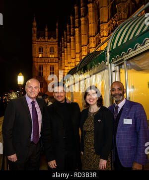 Sous embargo jusqu'au jeudi 17 janvier 0001 (de gauche à droite) Steve Franks, chef de la direction de l'eau Bébé, Peter André, Lucy Powell MP, Central Manchester Circonscription et Paul Thompson, fondateur de bébés l'eau à l'extérieur de la Chambre des communes lors du lancement de la première campagne enfants conjointement avec de l'eau des bébés. Banque D'Images