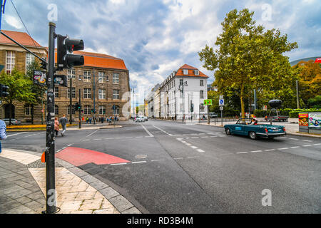 Un homme conduit une voiture décapotable vintage à travers le quartier Mitte vers l'île aux musées dans le centre urbain de Berlin, Allemagne. Banque D'Images