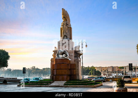 Le Monument aux soldats tombés de Brindisi, au cours de la Première Guerre mondiale dans la Piazza Santa Teresa à Brindisi, Italie Banque D'Images