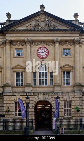 The Corn Exchange, le maïs Street, Bristol bâtiment classé terminé 1743 l'horloge a deux minutes montrant GWT et temps de Bristol Banque D'Images