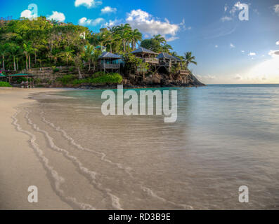 Huttes de bois surplombant un Antiguan beach Banque D'Images