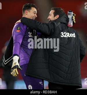 Derby County gardien Kelle Roos (à gauche) et Derby County manager Frank Lampard célèbrent après le coup de sifflet final de la Unis FA Cup troisième ronde match replay au St Mary's Stadium. Banque D'Images