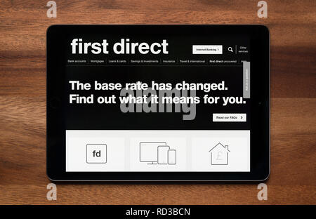 Le site internet de premier Direct est vu sur une tablette iPad, qui repose sur une table en bois (usage éditorial uniquement). Banque D'Images