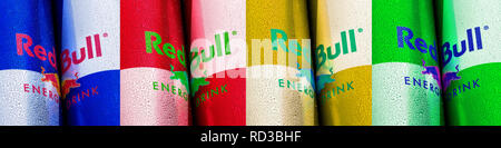 Close up of row of Red Bull canettes de différentes saveurs, studio shot Banque D'Images