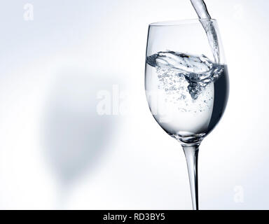 Image monochrome de l'eau et verser dans un verre à vin, de l'espace pour copier Banque D'Images
