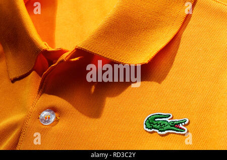 Close up de l'orange vif Lacoste polo shirt avec logo Banque D'Images