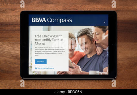 Le site internet de BBVA Compass est vu sur un iPad tablet, qui repose sur une table en bois (usage éditorial uniquement). Banque D'Images