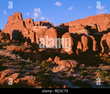 USA, Utah, Arches National Park, lumière du soir sur des ailerons se compose principalement de brown Entrada Sandstone ; fournaise ardente. Banque D'Images