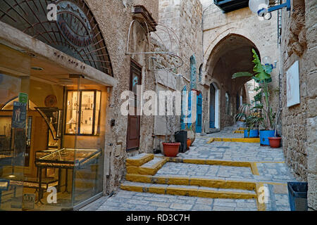 JAFFA, ISRAËL - Janvier 2017 : Les étroites ruelles pavées de la vieille ville de Jaffa sur la Méditerranée dispose de magasins traitant en antiquités et ar Banque D'Images