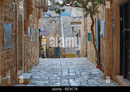 JAFFA, ISRAËL - Janvier 2017 : Les étroites ruelles pavées de la vieille ville de Jaffa sur la Méditerranée dispose de magasins traitant en antiquités et ar Banque D'Images