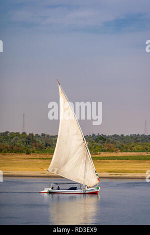 Felouque sur le Nil près d'Assouan Banque D'Images
