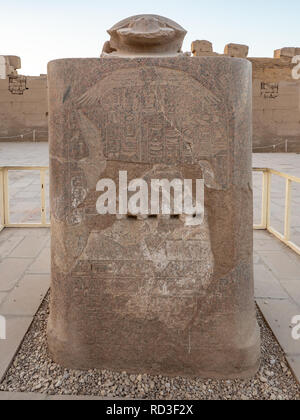 Le grand scarabée sacré fait de granite au temple de Karnak à Louxor Banque D'Images