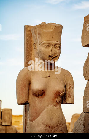 L'intérieur de l'ancienne statue Paraoh temple de Karnak à Louxor Egypte Banque D'Images