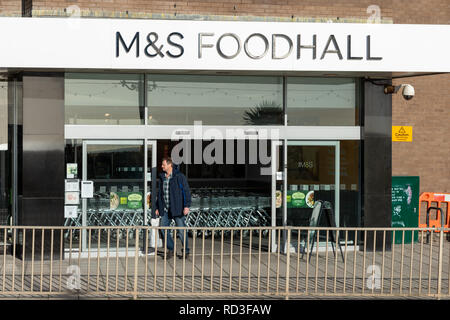 L'entrée avant d'un Marks & Spencer Food Hall shop à Worthing, Sussex, Angleterre. Banque D'Images