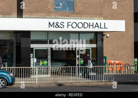 L'entrée avant d'un Marks & Spencer Food Hall shop à Worthing, Sussex, Angleterre. Banque D'Images