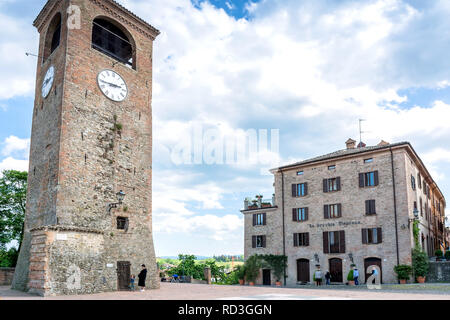 Castelvetro, Italie - 25 Avril 2017 : Jour de la place principale et édifices médiévaux dans Castelvetro di Modena, Italie. Castelvetro est connue pour ses 6 m Banque D'Images