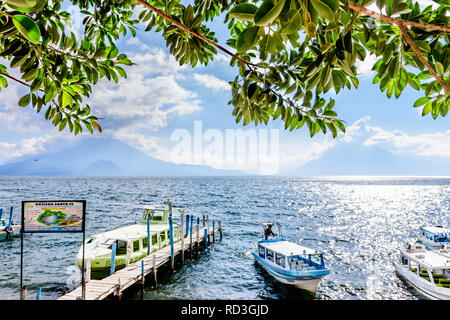 Panajachel, Lac Atitlan, Guatemala - 12 novembre 2018 : Bateaux & jetée avec Toliman, Atitlan et San Pedro les volcans derrière sur le lac Atitlan. Banque D'Images