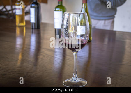 Verre de vin au vignoble Undurraga - Santiago, Chili Banque D'Images