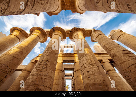 Les grandes colonnes sur le Temple de Karnak à Louxor Egypte Thèbes Banque D'Images