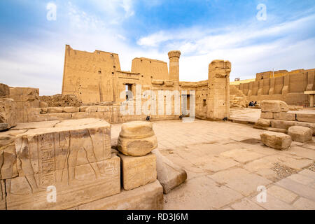 Ruines du temple d'Horus d'Edfou en Egypte Idfu Banque D'Images