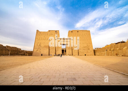 Temple d'Horus (Edfou / Idfu / Edfou) en Égypte en lumière au coucher du soleil Banque D'Images