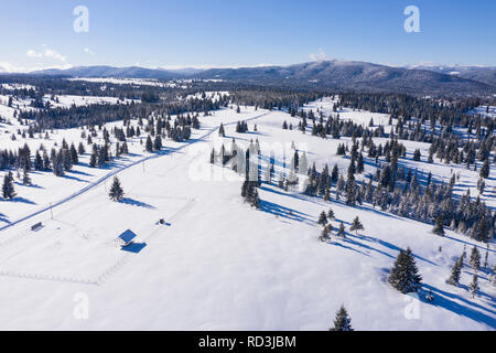 Vue aérienne de drone couvertes de neige paysage d'hiver dans les montagnes Banque D'Images