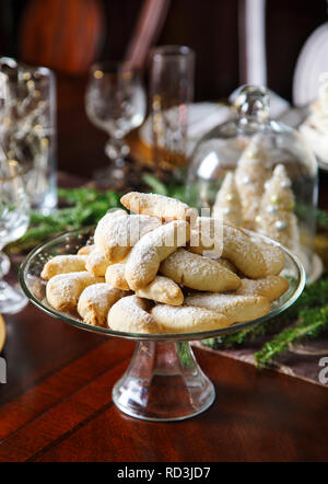 La Vanille traditionnelle sur les cookies, croissant d'une table à manger à Noël Banque D'Images