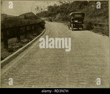 . L'agriculture primaire. L'agriculture. Routes de campagne 205. Avec la permission de la brique de pavage Mfg. Ass'n, Cleveland, Ohio) Fig. 102. Un hricJc besoins routiers hut peu de soin ou la réparation et l'amène plus près du marché. arbres pour un cheval et étaient donc rouler sur ces routes à la rivière des débarquements par chevaux. Des fournitures pour les plantations étaient transportées dans des chariots grossiers. retour Au début de nos routes. Enregistrer le Cumberland road, notre gouvernement national a fait très peu de construction de routes. La tâche de construire de bonnes routes et dans les sections accidentées a été mal fait et à grands frais. Dans l'ea Banque D'Images