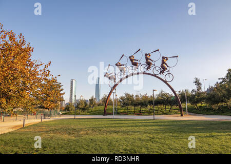 La boule de sculpture à Bicentenario Square avec Costanera Center gratte-ciel sur fond - Santiago, Chili Banque D'Images