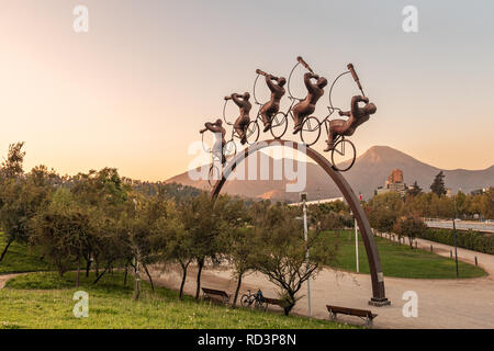 La boule de sculpture à Bicentenario Square avec en arrière-plan de montagnes des Andes - Santiago, Chili Banque D'Images