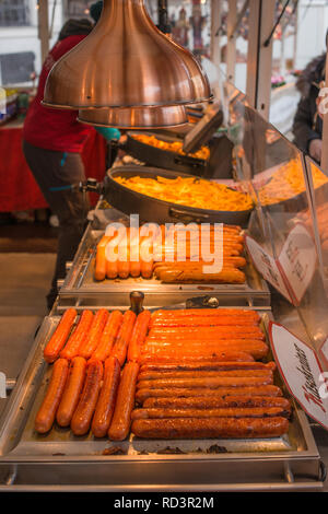 Les saucisses allemandes en vente à l'étal de marché de Noël au centre-ville de Vienne, Autriche. Banque D'Images