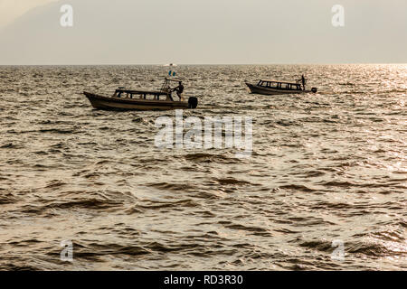 Panajachel, Lac Atitlan, Guatemala - 12 novembre 2018 : croisière bateaux à passagers en fin d'après-midi la lumière sur le lac Atitlan en montagnes du Guatemala. Banque D'Images