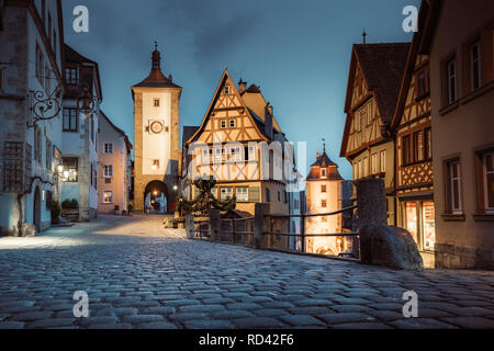 L'affichage classique de la ville médiévale de Rothenburg ob der Tauber illuminée en beau crépuscule du soir pendant l'heure bleue, au crépuscule, en Bavière, Allemagne Banque D'Images